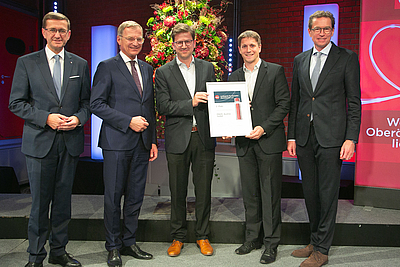 Die ENGEL Austria GmbH belegte 2023 den 2. Platz beim oö. Landespreis für Innovation in der Kategorie „Großunternehmen“ und wurde daher für den Staatspreis Innovation 2024 nominiert. V. l. Landesrat Markus Achleitner, Landeshauptmann Thomas Stelzer, Preisträger Johannes Kilian (Bereichsleiter Prozess- und Anwendungstechnik Engel Austria) und Klaus Fellner (Leiter Application Technologies Engel Austria), Stephan Kubinger (Obmann-Stv. der Sparte Industrie der WKOÖ) © Cityfoto/Pelzl