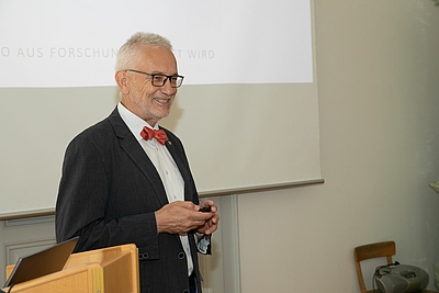 Clemens Holzer von der Montanuniversität Leoben stellte in seiner Keynote das Forschungsprojekt „SustainTool“ vor. © Miraplast/Richarda Schmeißer