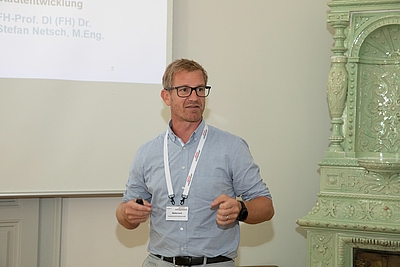 Markus Leeb (FH Salzburg) sprach über das Potenzial von biogenen Materialien in der Gebäudetechnik. © Miraplast/Richarda Schmeißer